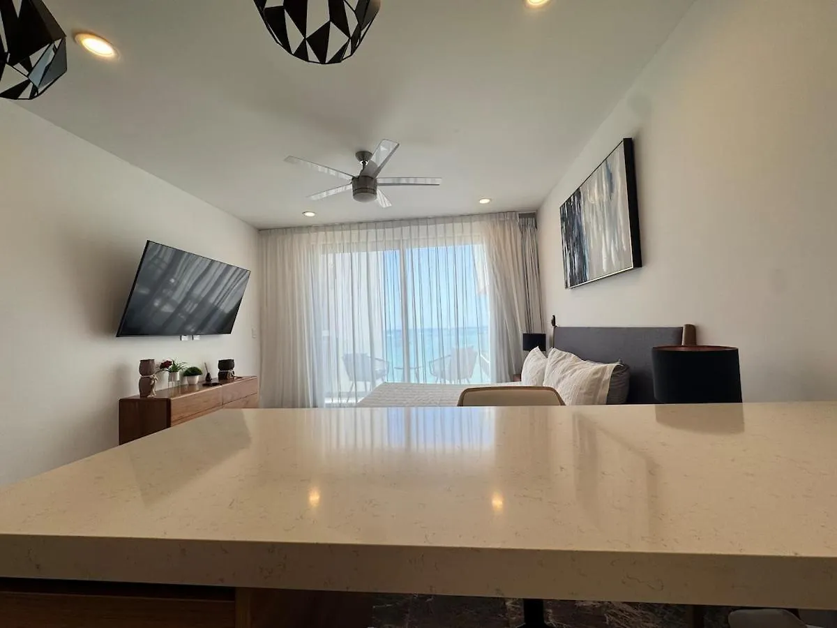 Oceanfront Condo, Roof Pool, Gym, Walk To 5Th Ave! Playa del Carmen